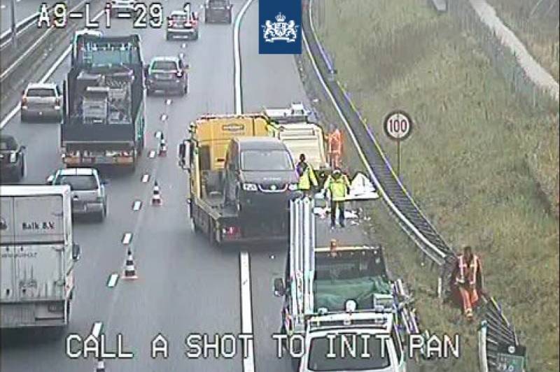 Lange files door geschaarde aanhanger op snelweg