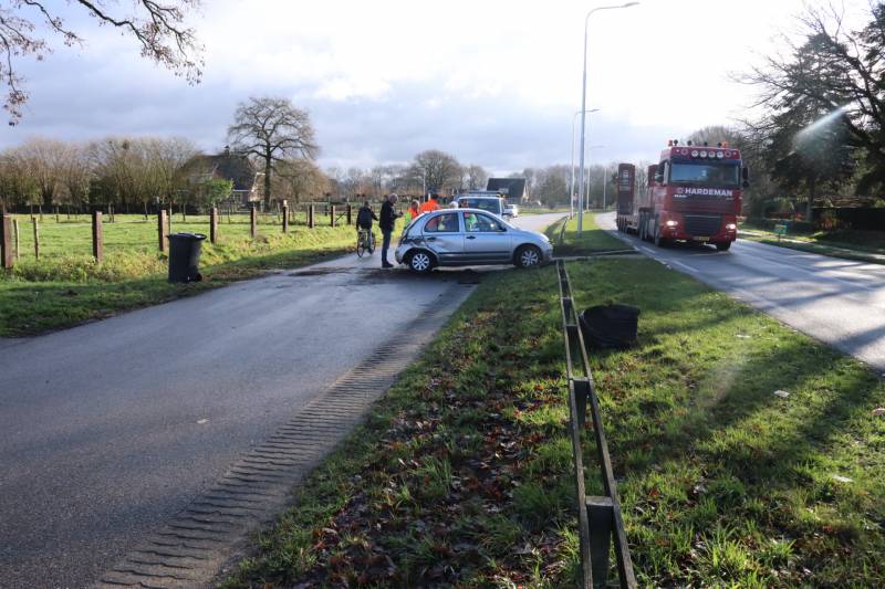 Vrouw verliest macht over het stuur en belandt in de berm