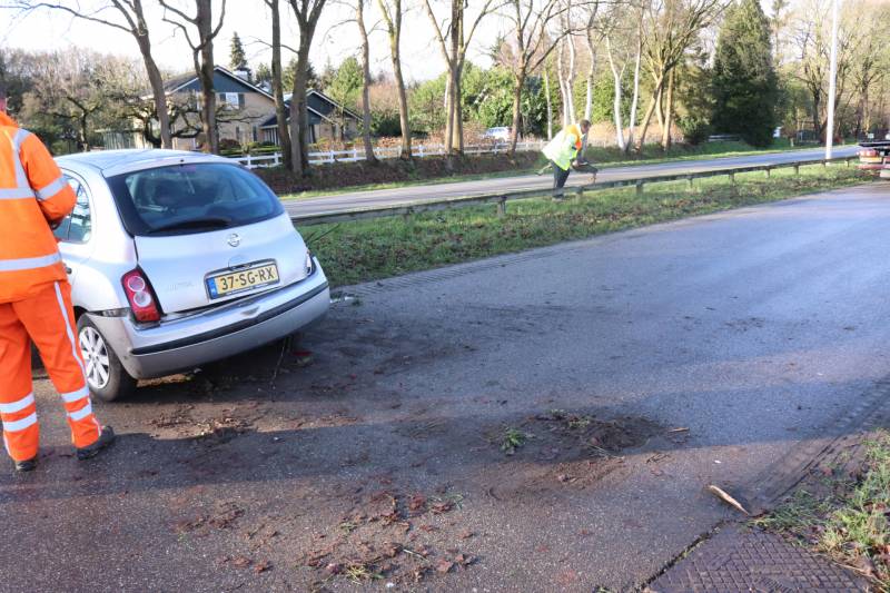 Vrouw verliest macht over het stuur en belandt in de berm