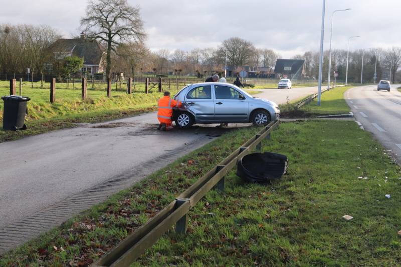 Vrouw verliest macht over het stuur en belandt in de berm