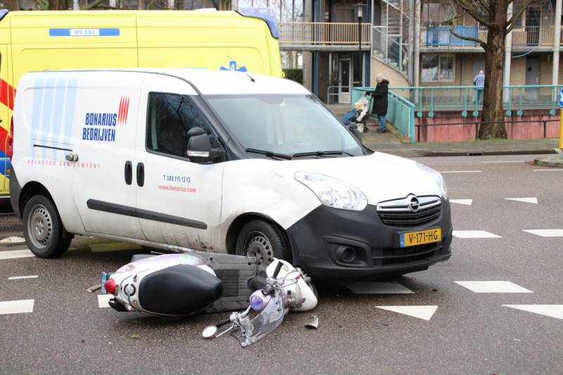 Scooterrijdster gewond na botsing met afslaande bestelwagen