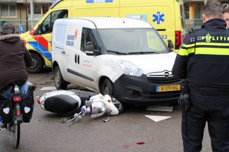 Scooterrijdster gewond na botsing met afslaande bestelwagen