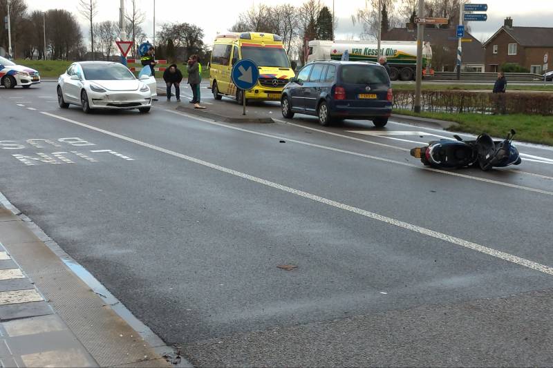 Tesla en brommer botsen op rotonde