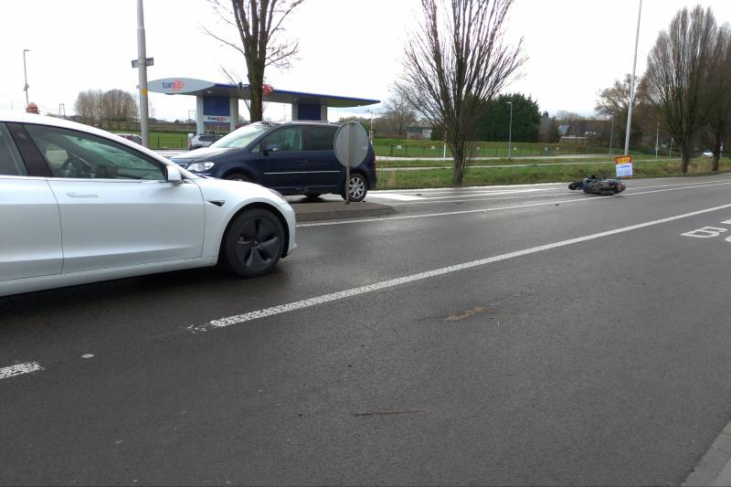 Tesla en brommer botsen op rotonde