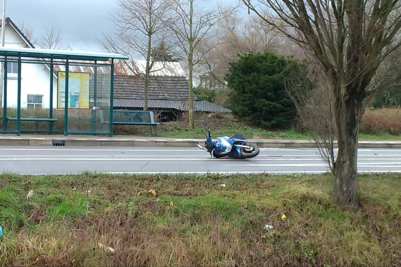 Tesla en brommer botsen op rotonde