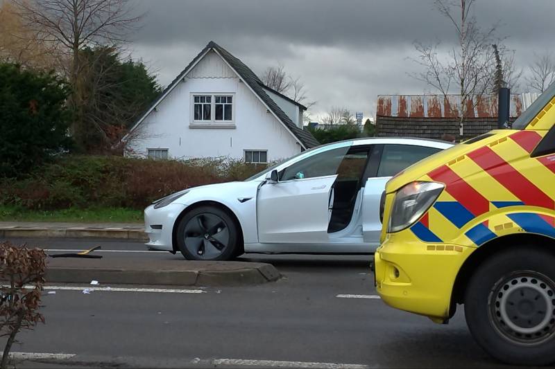 Tesla en brommer botsen op rotonde