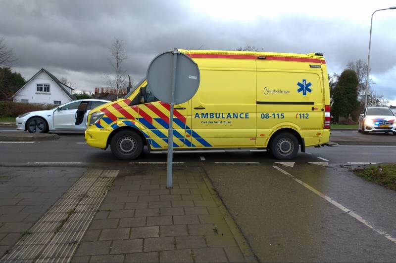 Tesla en brommer botsen op rotonde