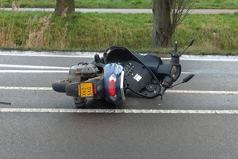 Tesla en brommer botsen op rotonde