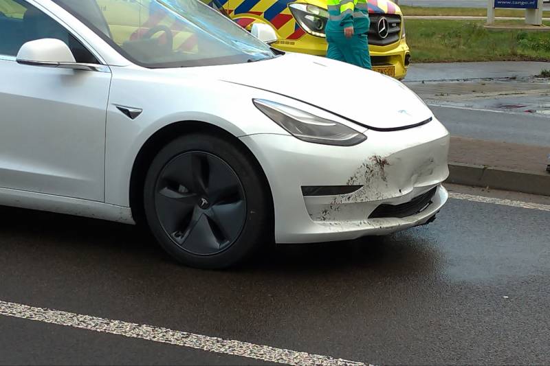 Tesla en brommer botsen op rotonde