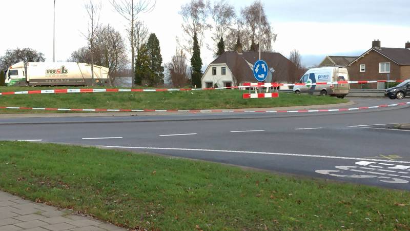 Tesla en brommer botsen op rotonde