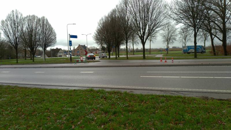 Tesla en brommer botsen op rotonde