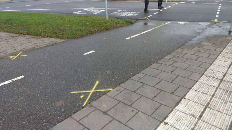 Tesla en brommer botsen op rotonde