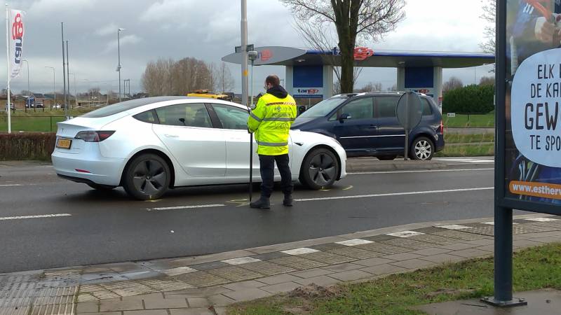Tesla en brommer botsen op rotonde