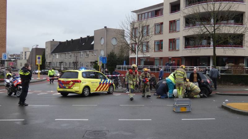 Persoon gewond na botsing met auto