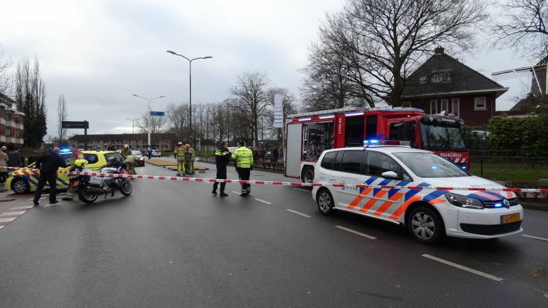 Persoon gewond na botsing met auto