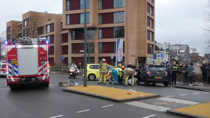 Persoon gewond na botsing met auto