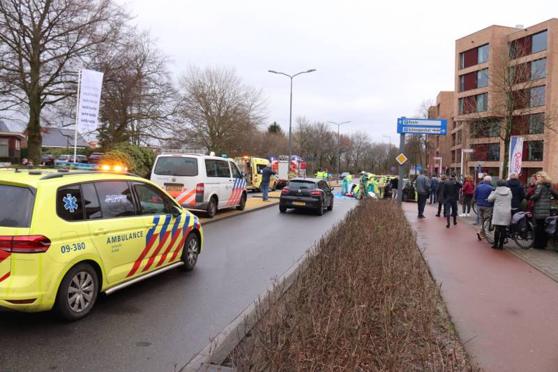 Persoon gewond na botsing met auto