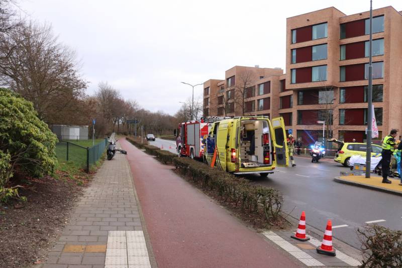 Persoon gewond na botsing met auto