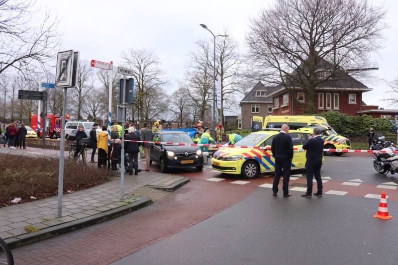 Persoon gewond na botsing met auto