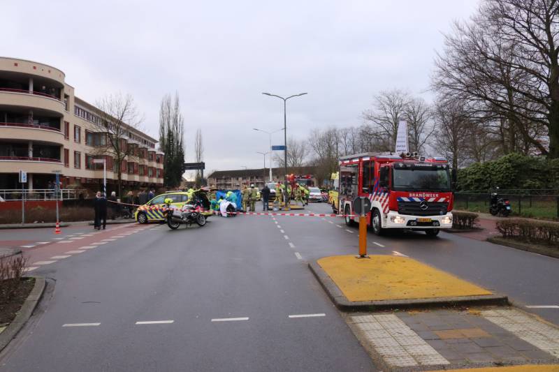 Persoon gewond na botsing met auto