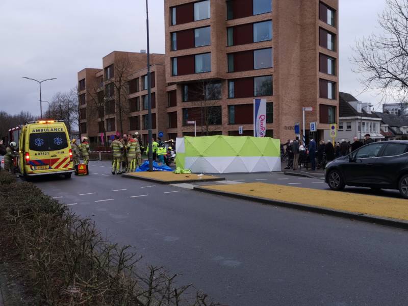 Persoon gewond na botsing met auto