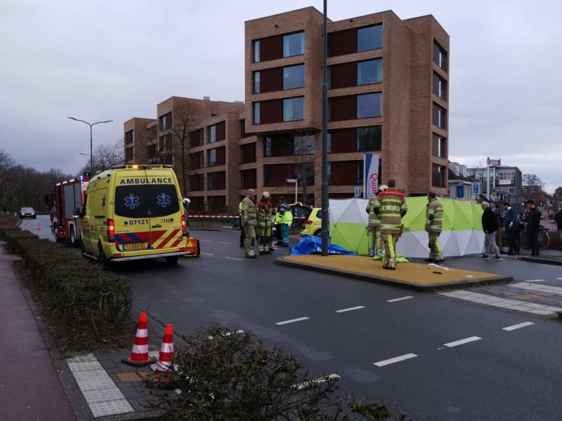 Persoon gewond na botsing met auto