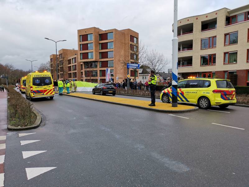 Persoon gewond na botsing met auto