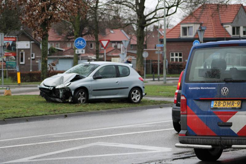 Automobilist verliest controle en rijdt paal uit de grond