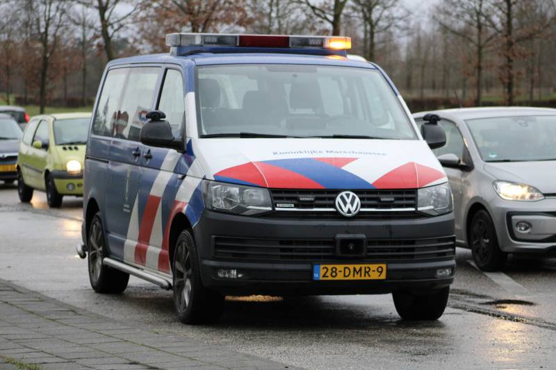 Automobilist verliest controle en rijdt paal uit de grond