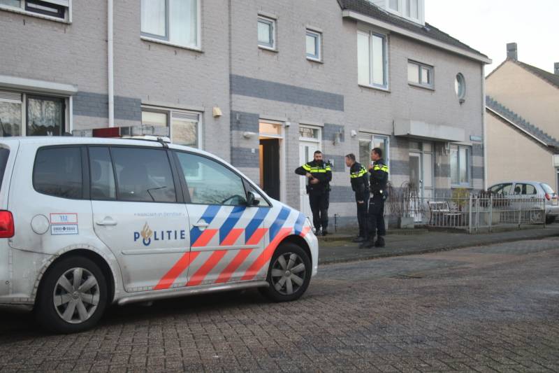 Twee overvallers dringen huis binnen en trekken mes