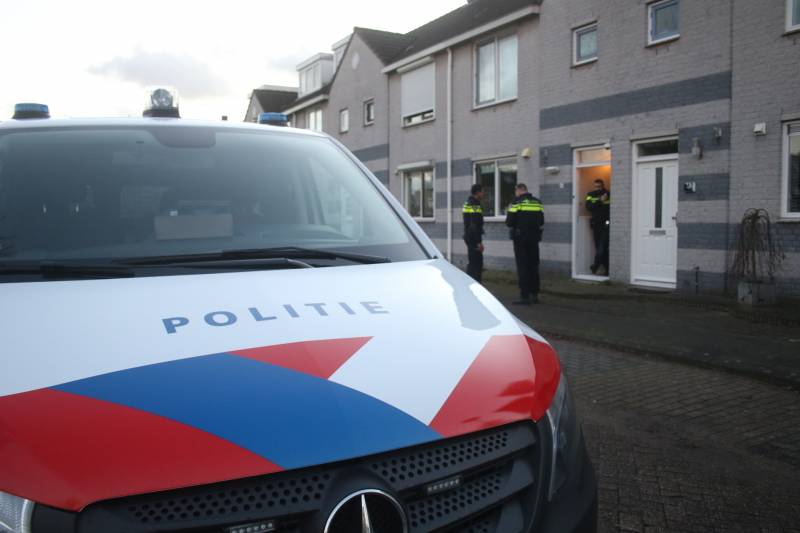 Twee overvallers dringen huis binnen en trekken mes