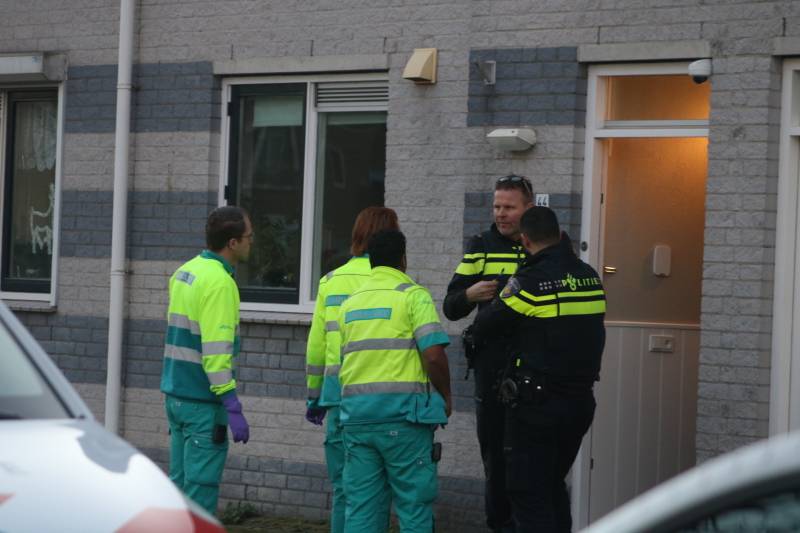 Twee overvallers dringen huis binnen en trekken mes