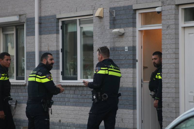 Twee overvallers dringen huis binnen en trekken mes