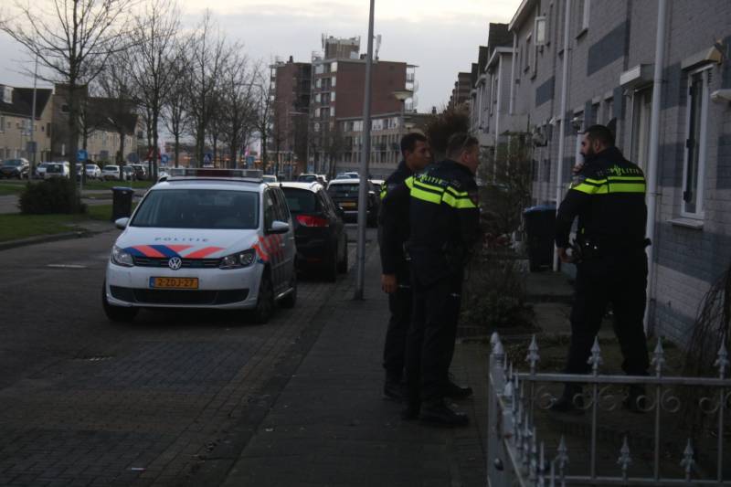 Twee overvallers dringen huis binnen en trekken mes