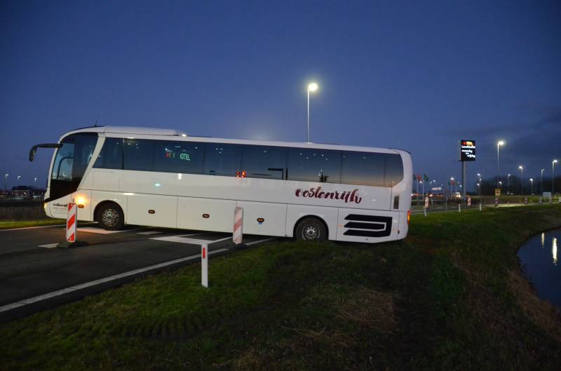 Flinke verkeershinder door vastgereden bus