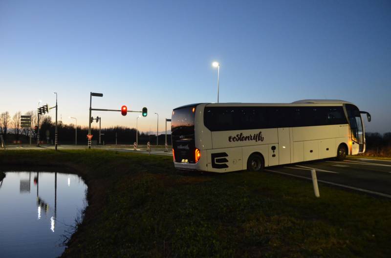 Flinke verkeershinder door vastgereden bus