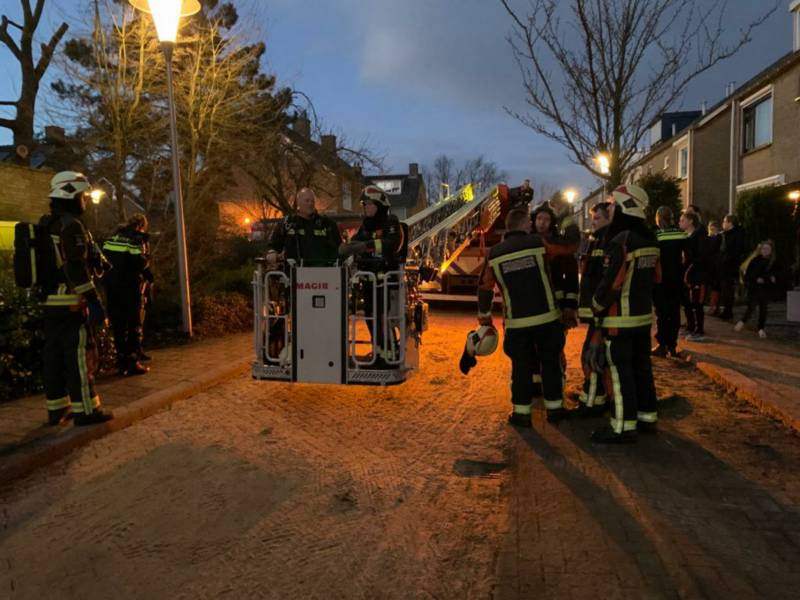 Brandweer controleert schoorsteenbrand met hoogwerker