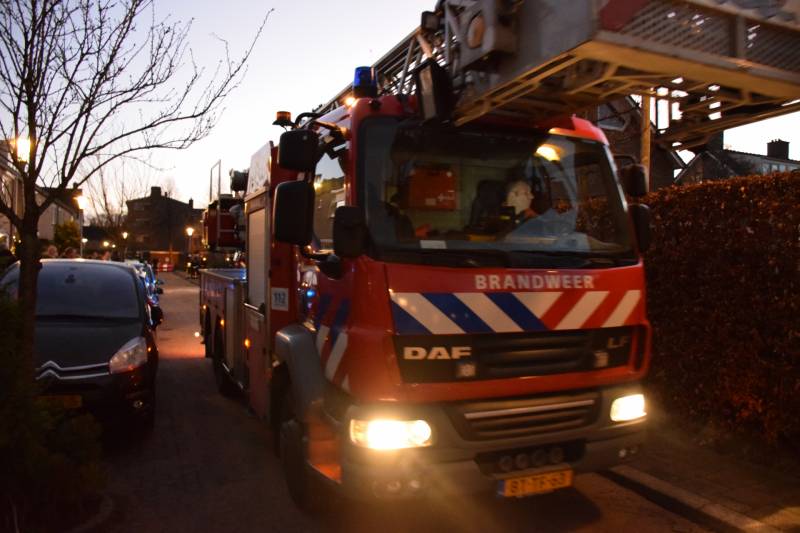 Brandweer controleert schoorsteenbrand met hoogwerker