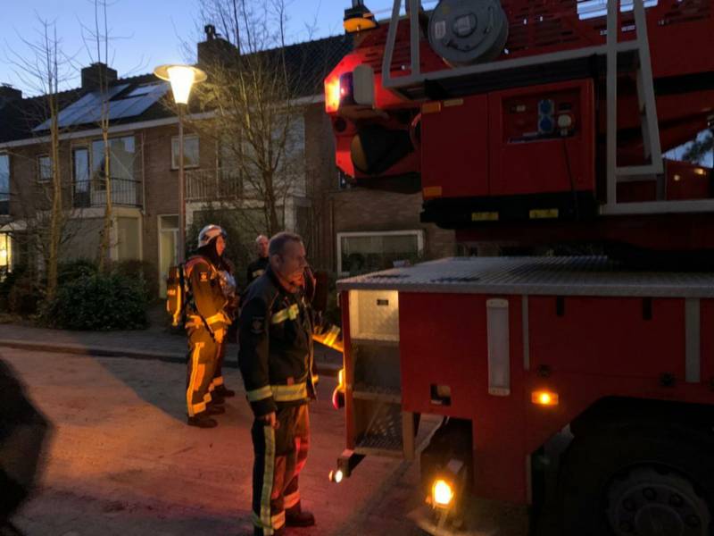 Brandweer controleert schoorsteenbrand met hoogwerker