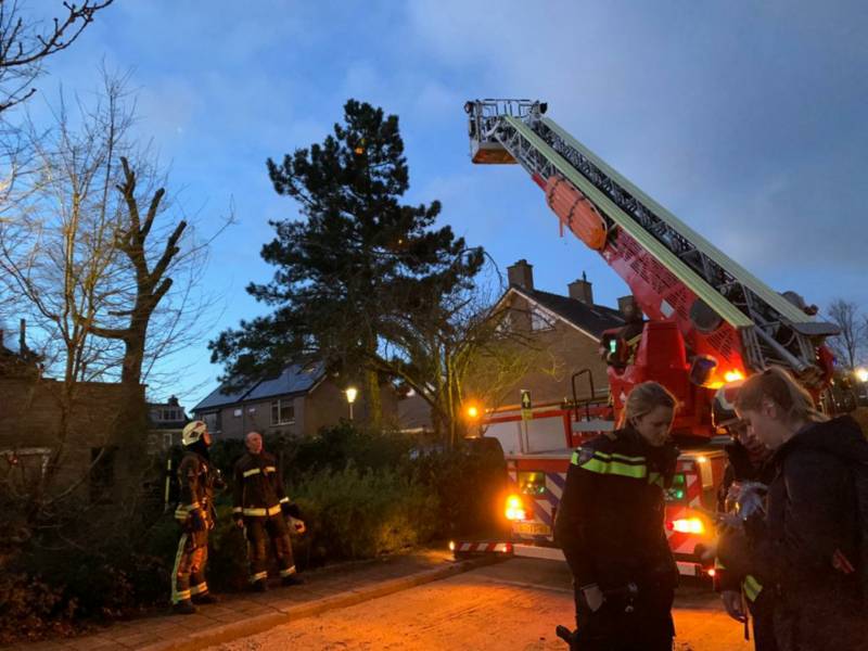 Brandweer controleert schoorsteenbrand met hoogwerker