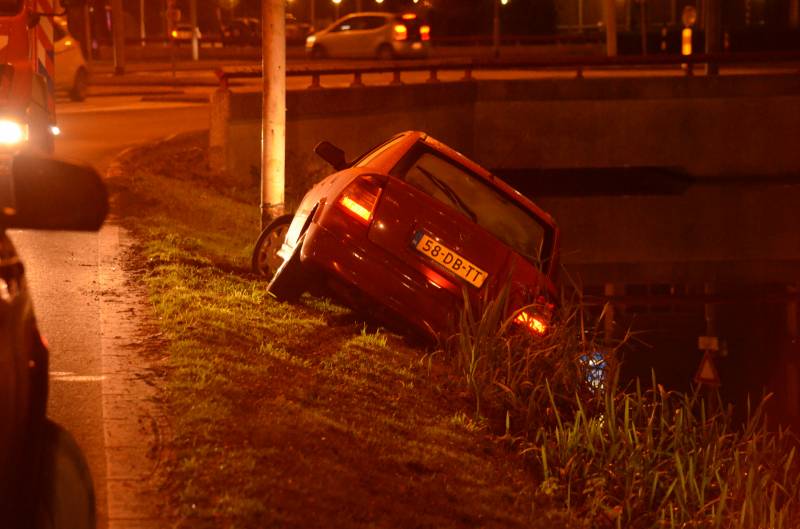 Personenauto belandt net niet in de sloot