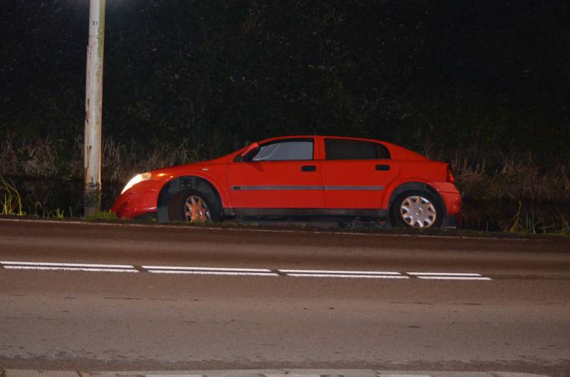 Personenauto belandt net niet in de sloot