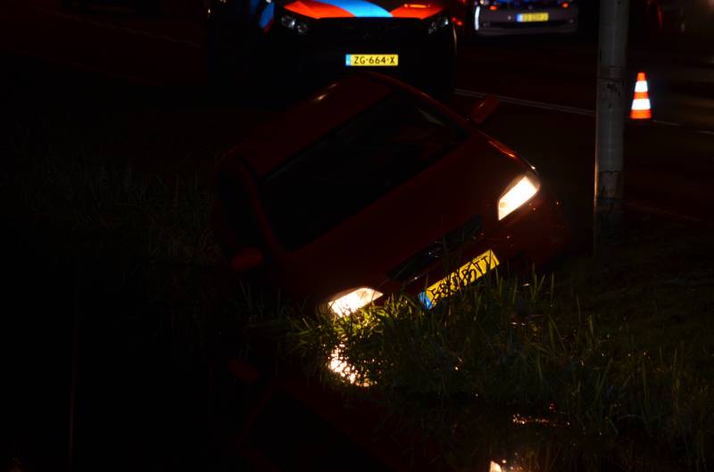 Personenauto belandt net niet in de sloot