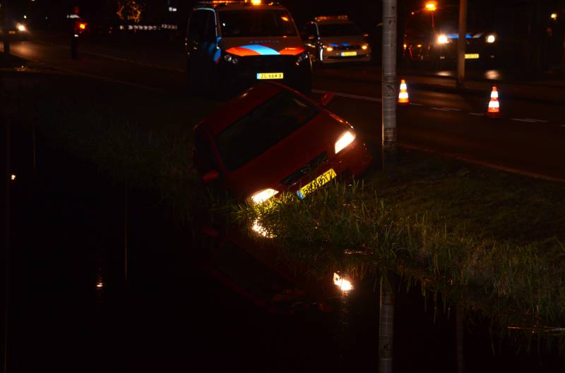 Personenauto belandt net niet in de sloot