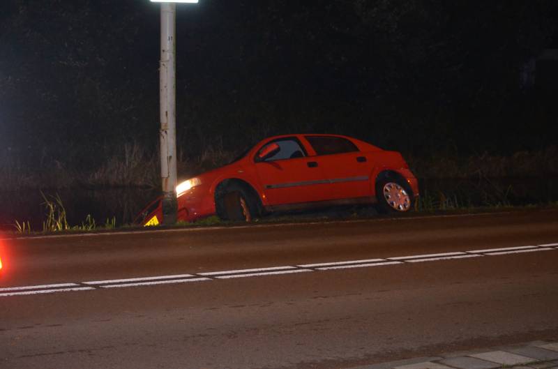 Personenauto belandt net niet in de sloot