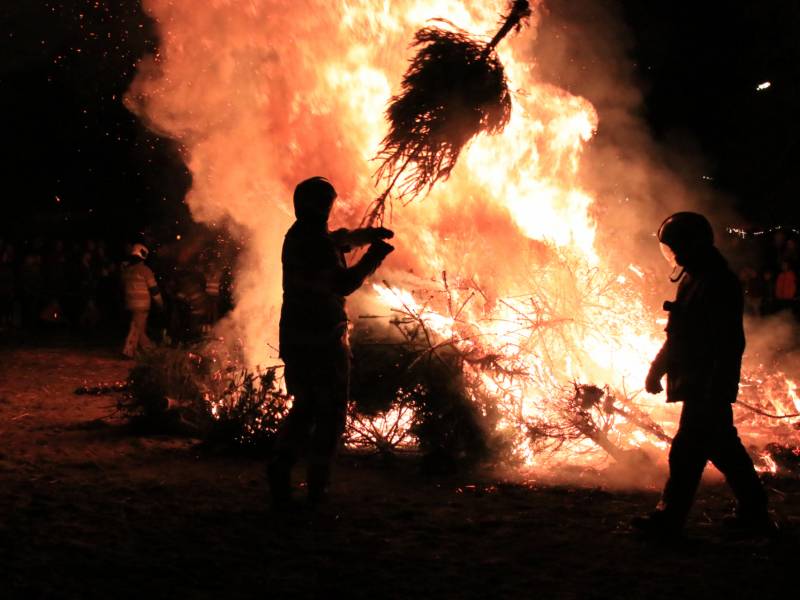 Jaarlijkse kerstboomverbranding druk bezocht