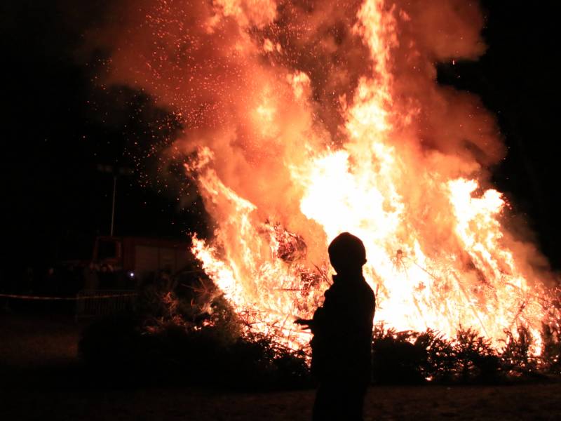 Jaarlijkse kerstboomverbranding druk bezocht