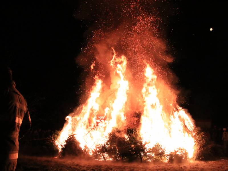 Jaarlijkse kerstboomverbranding druk bezocht