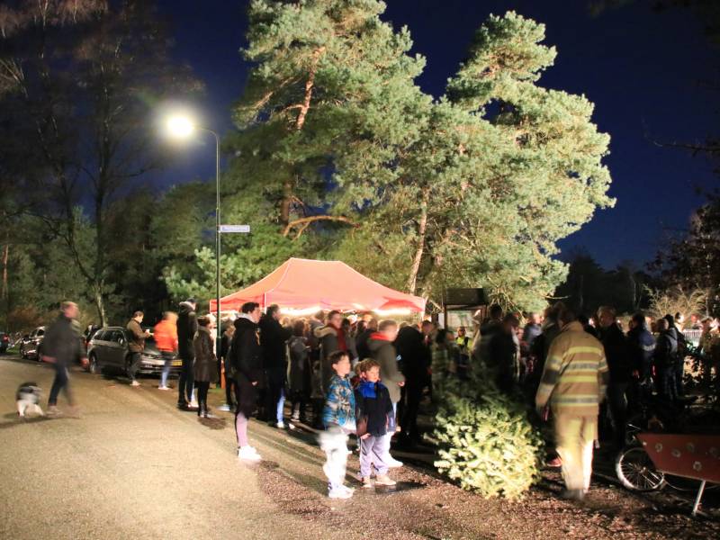 Jaarlijkse kerstboomverbranding druk bezocht