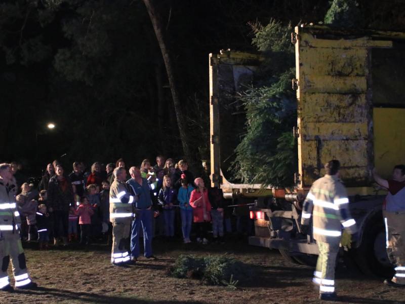 Jaarlijkse kerstboomverbranding druk bezocht